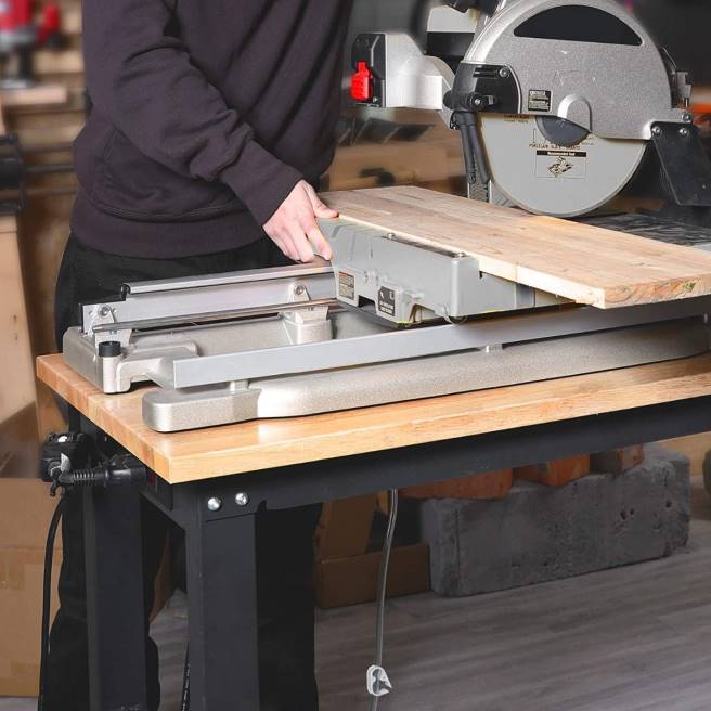 WORKPRO justerbar arbetsbänk 2000 lbs lastkapacitet lövträ arbetsbord med eluttag hjälpsam 0ZLD1 lagring
